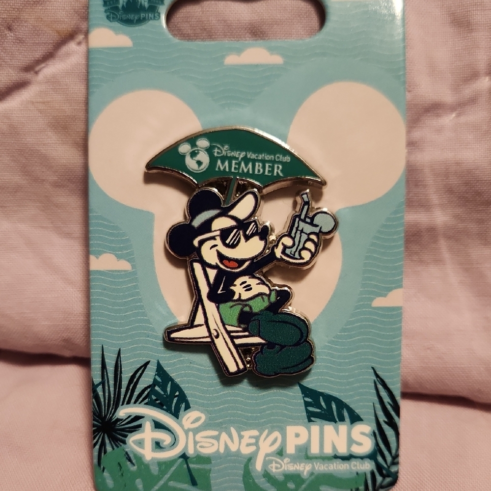 Disney Vacation Club Member Relaxing Pin